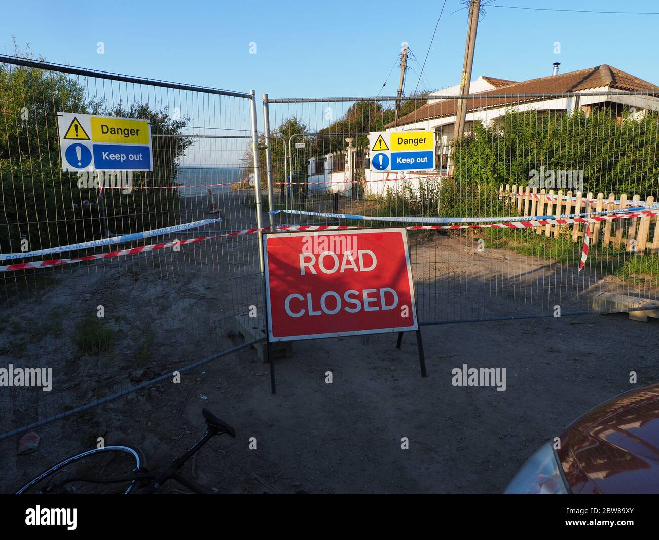 Eastchurch, Kent, UK. 30th May, 2020. Part of the Isle of Sheppey cliffs have collapsed overnight at Eastchurch, leading to the evacuation of 20 properties, with one house left perilously close to the edge - pictured. Credit: James Bell/Alamy Live News Stock Photo