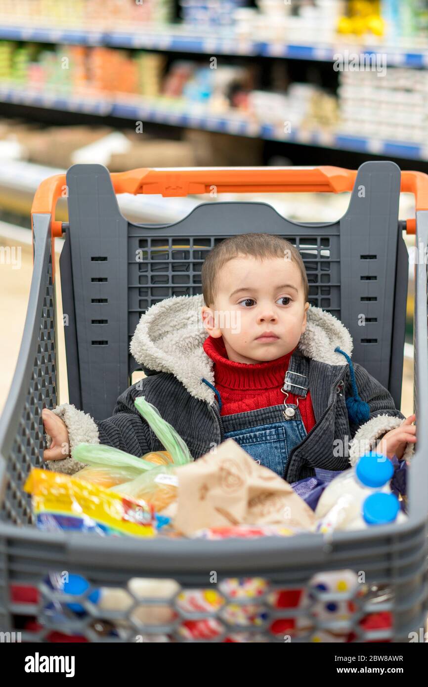 Parent toddler grocery shopping hires stock photography and images Alamy