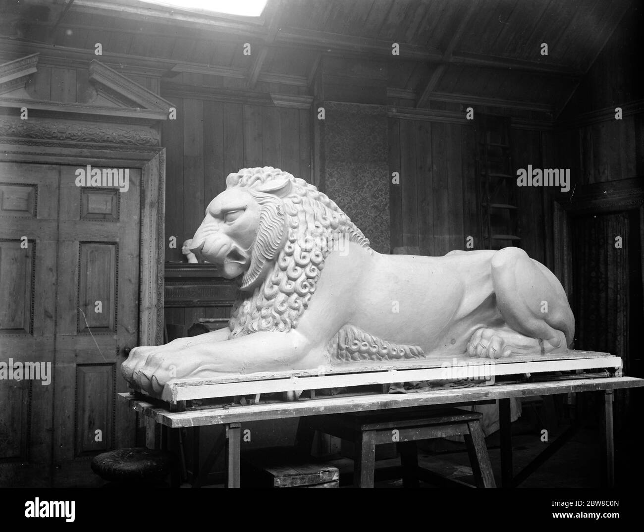 Mr J Bickerdyke at work on model of one of two lions to be placed at main entrance to Stowe School . 6 November 1926 Stock Photo