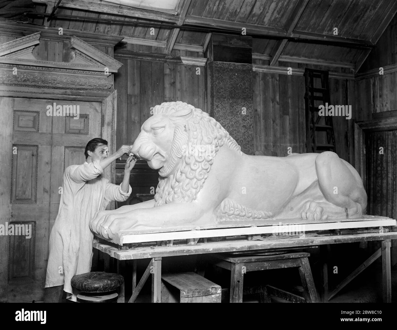 Mr J Bickerdyke at work on model of one of two lions to be placed at main entrance to Stowe School . 6 November 1926 Stock Photo