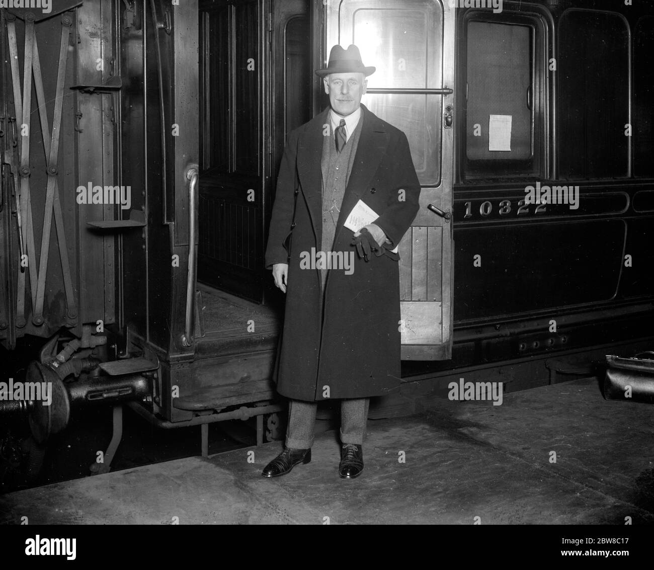 Commander of Shanghai defence force leaves London . Major General J Duncan , CB , CMG , CVO , DSO , at Euston en route for the East . 25 January 1927 Stock Photo