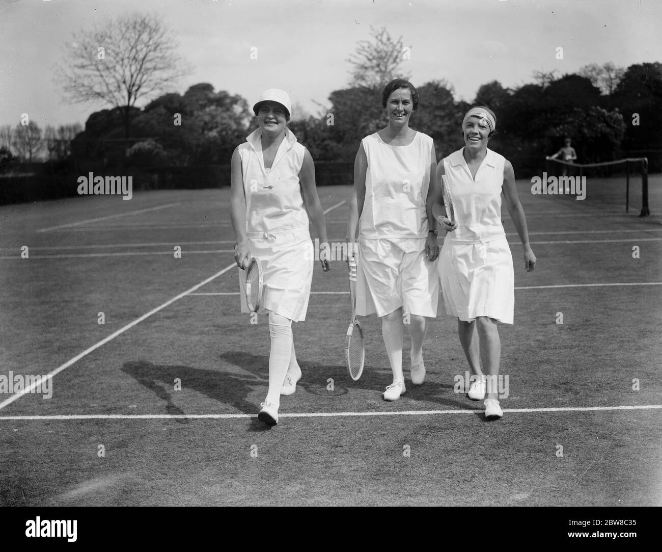 South African women tennis players practice at Hurlingham . Left to right ,  Miss E L Herne , Mrs Peacock and Miss D D Tapscott . 3 May 1927 Stock Photo  - Alamy