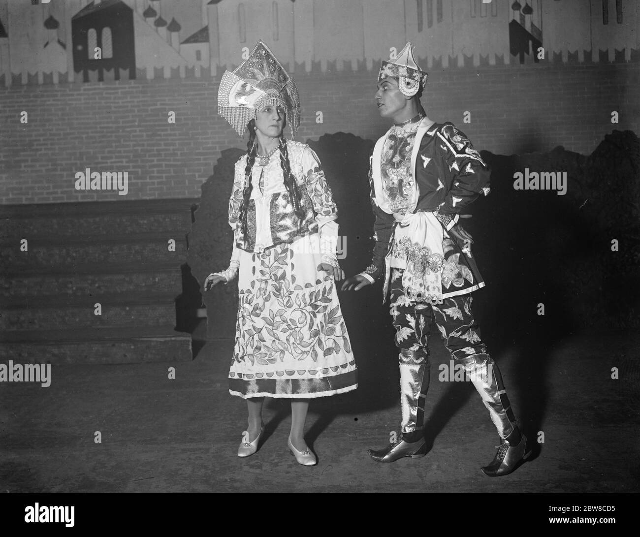 Lopokova 's return to the stage . Lubov Tchernicheva ( the beautiful  Tzarenna  ) and Serge Lifar (  Prince Ivan  ) in The Fire Bird . 25 November 1926 Stock Photo