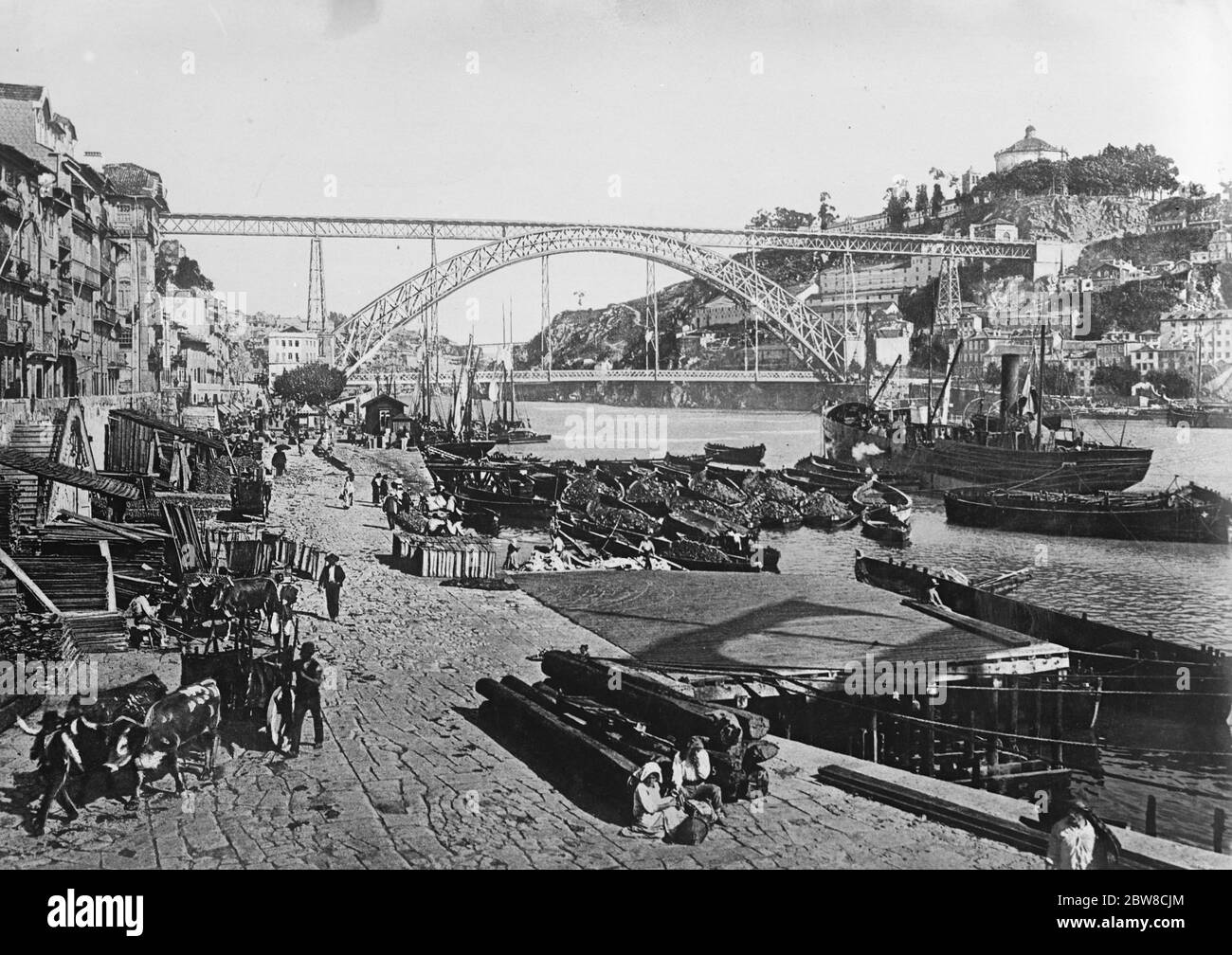 The revolt in Portugal , Rebels in Oporto . The Don Luiz Bridge , Oporto , with the Riveira boat quay in foreground . 7 February 1927 Stock Photo
