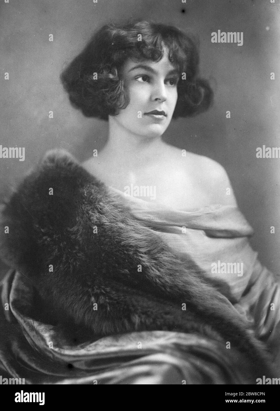 Emine Hanoum , who , at the request of the Constantinople Hairdressers