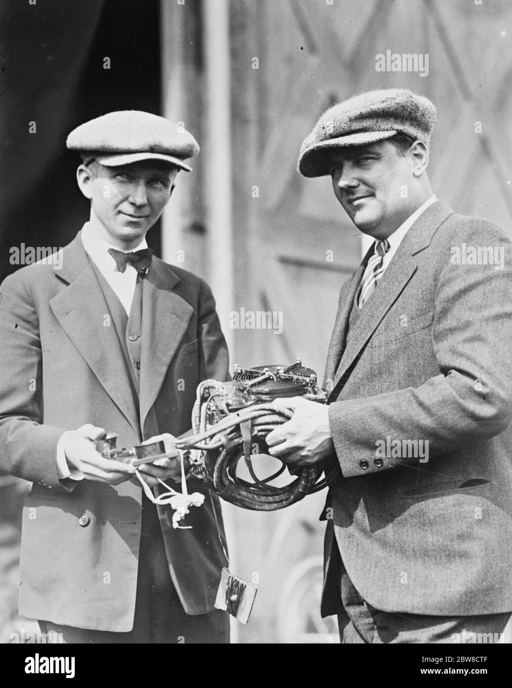 Mr C Chamberlin commences his Atlantic flight . Clarence Duncan Chamberlin ( November 11 1893 - October 30 or 31 1976 ) and Bertaud ( right ) who did not accompany Chamberlin , with the transmitter of their radio kite . 4 June 1927 Stock Photo