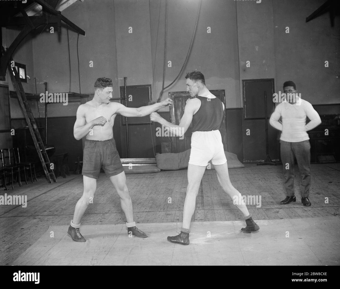 Ted Sandwina , the German - American boxer sparring with Charlie Smith the English heavy weight ( on right ) . 1 May 1927 Stock Photo