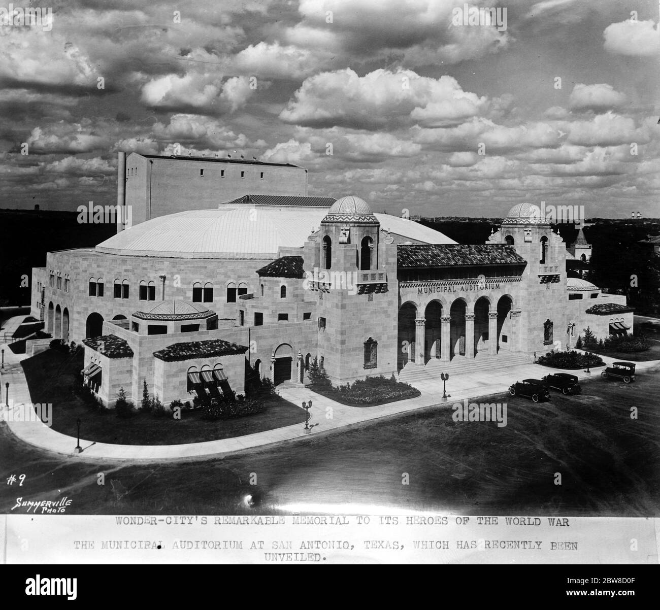 Remarkable , Municipal auditorium as War Memorial . The Municipal Auditorium at San Antonio , Texas , which has recently been unveiled as a Memorial to the city ' s heros of the Great War . 19 August 1927 Stock Photo