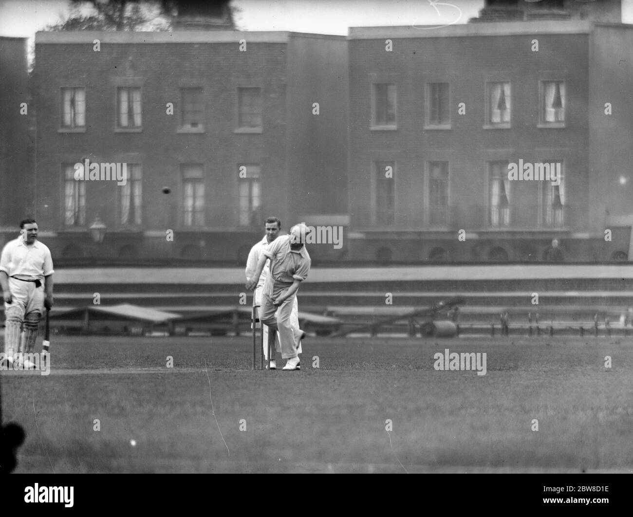 House of Commons cricket match at the Oval . Sir Rowland Blades , MP , bowling for the House of Commons . 25 March 1926 Stock Photo
