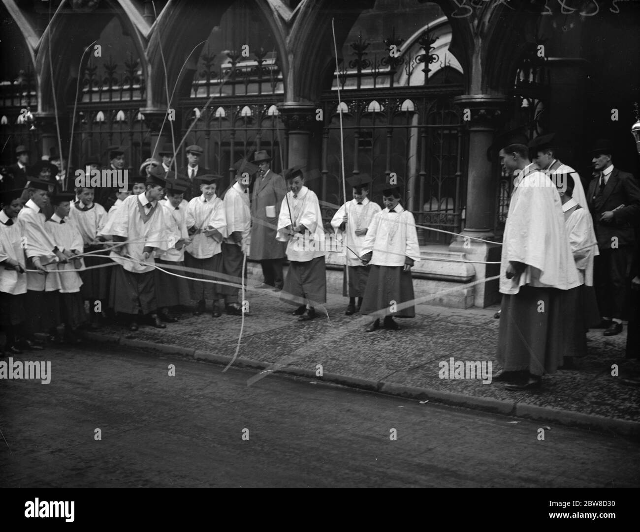Beating the bounds of St Clement Danes . Choirboys beating the bounds outside St Clement Danes Church . 10 June 1926 Stock Photo