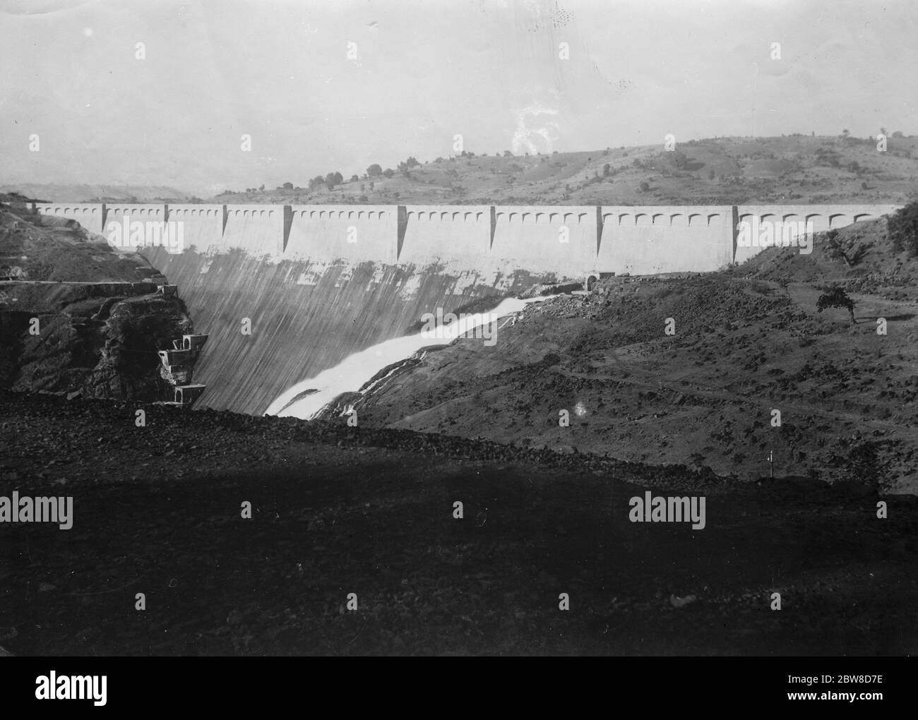 The Wilson Dam at Bhandardara , Ahmednagar District , Bombay Presidency . Dam completed 1926 . View from north bank of valley . 1927 Stock Photo