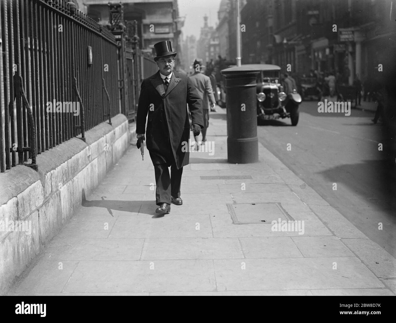 Memorial service for Sir George Frampton at St James Piccadilly . John Tweed , the well known artist arriving . 25 May 1928 Stock Photo