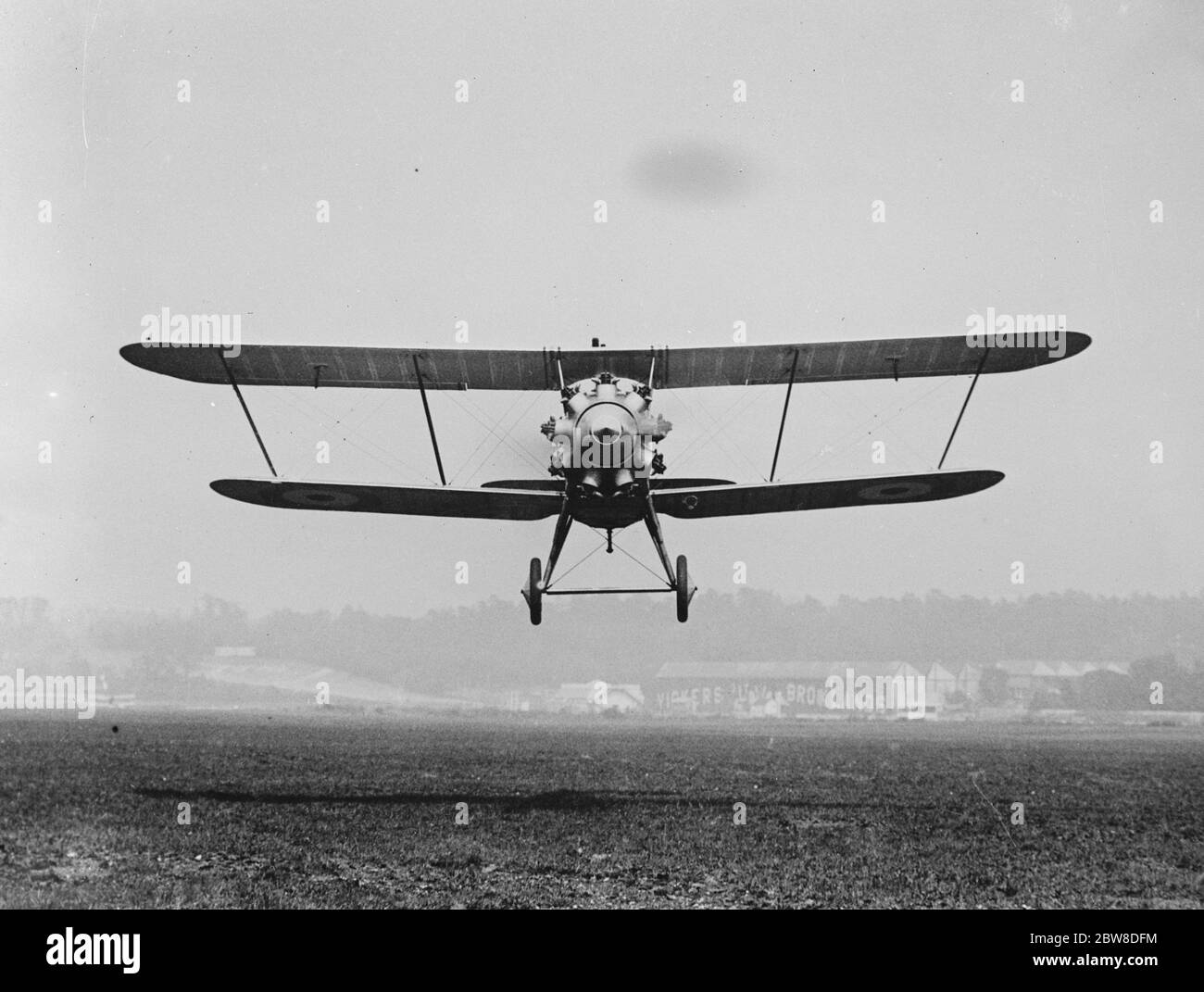 Britain ' s wonderful new fighters for the defence of London . The Hawker Hawfinch in flight . 1928 Stock Photo