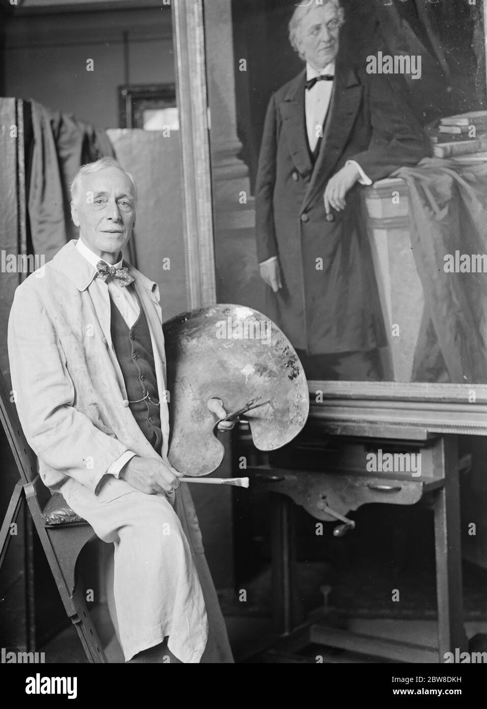 New photograph of probable successor to Sir Frank Ducksee as Royal Aacademy President . Sir William Llewellyn in his studio . 17 October 1928 Stock Photo