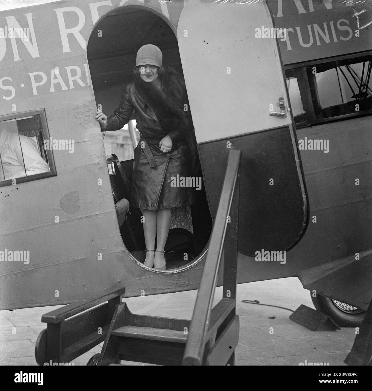 The missing actress returns . Miss Hermione Baddeley arrving at Croydon aerodrome . 14 June 1928 Stock Photo