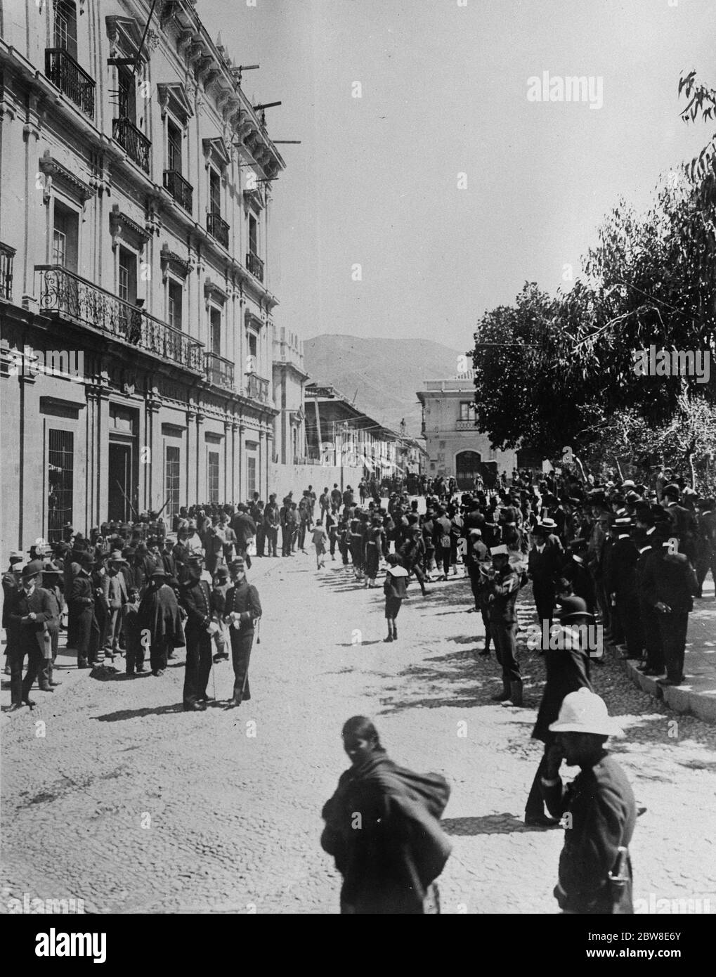 The war between Bolivia and Paraguay . The Presidential Palace at La Paz , Bolivia , with the military guard outside . 5 January 1929 Stock Photo