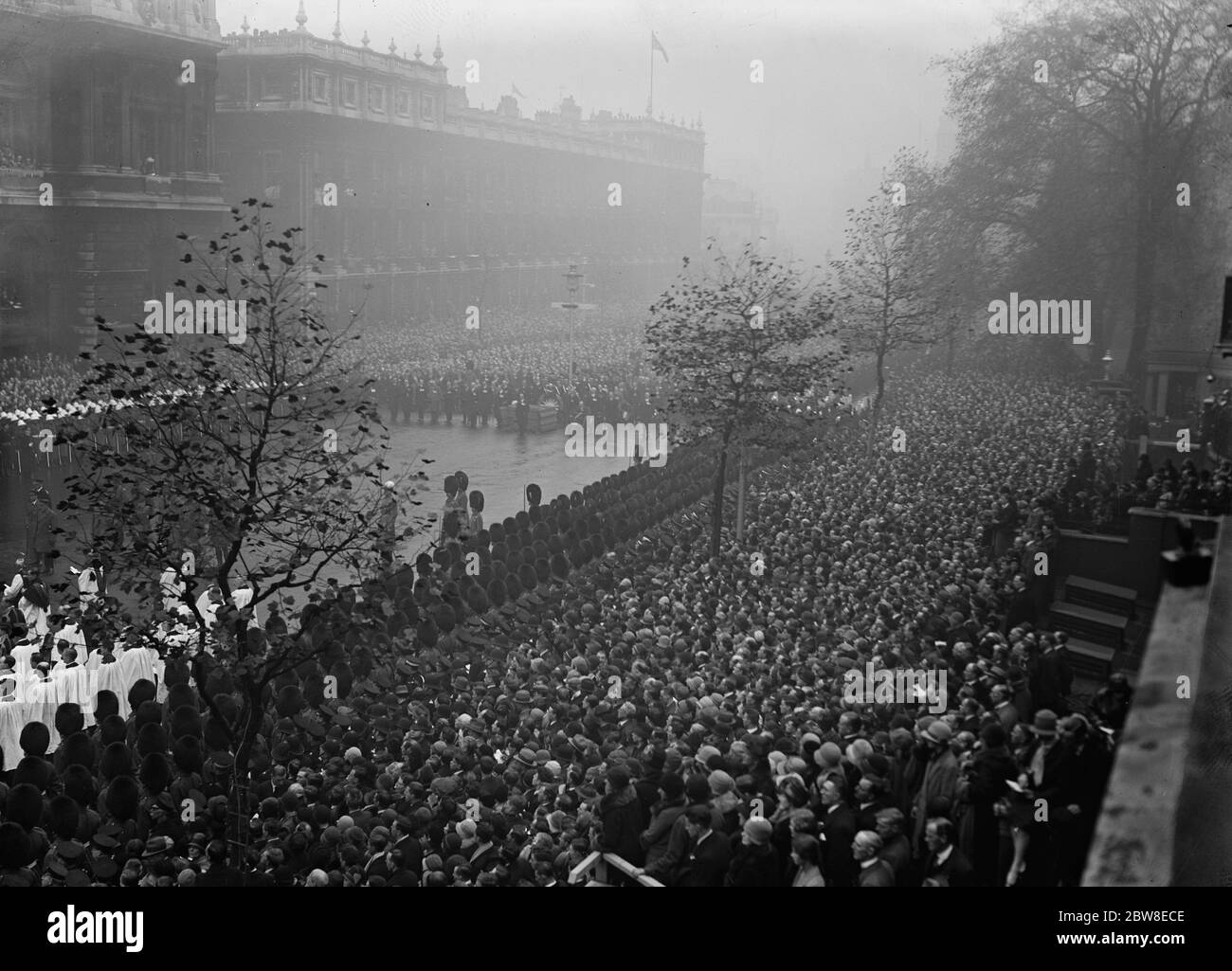 10th Anniversary of the Armistice . A general view of the scene round the Cenotaph in Whitehall . 11 November 1928 Stock Photo