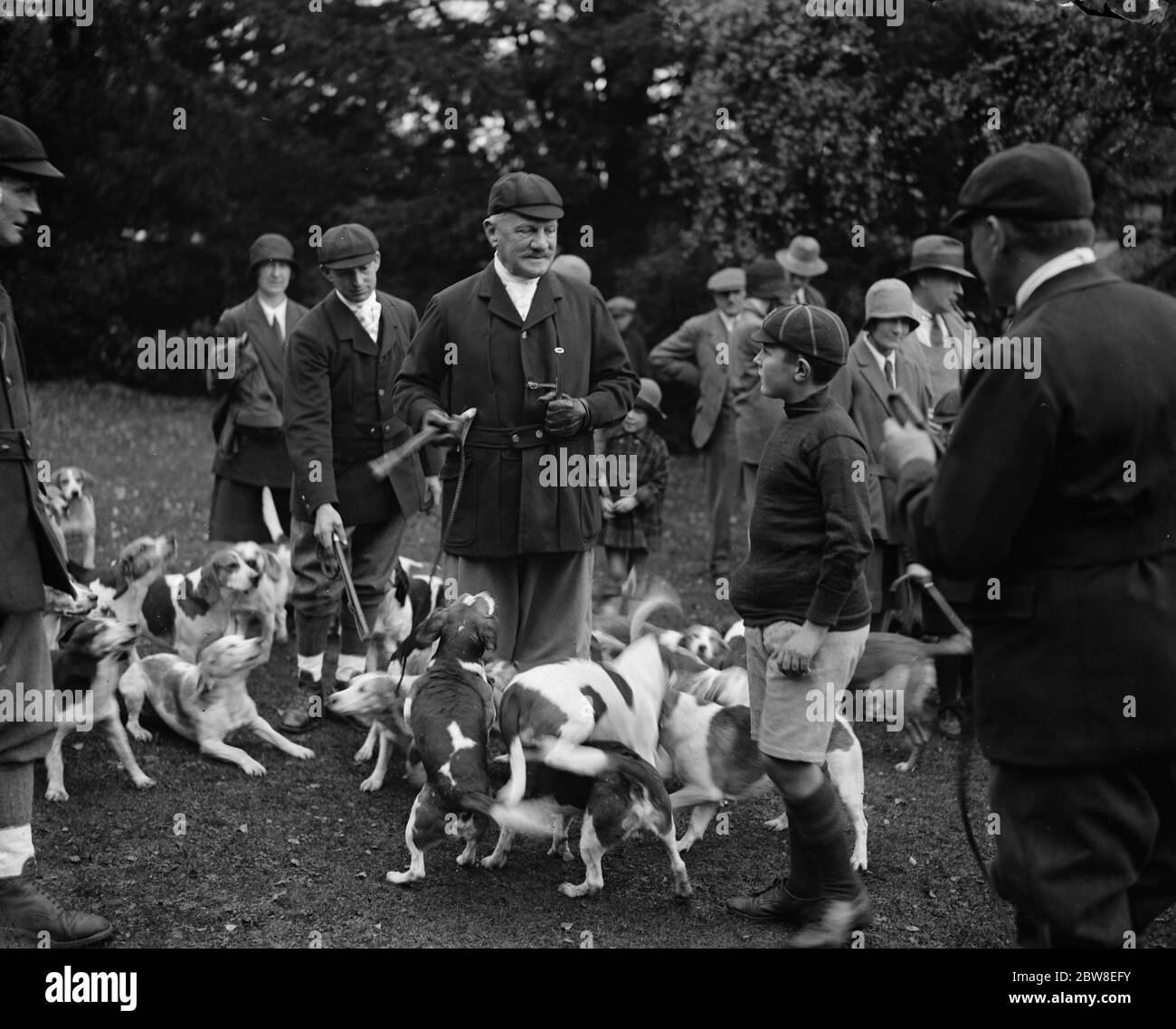 Lord Cornwallis with the Linton Beagles . 27 October 1928 Stock Photo