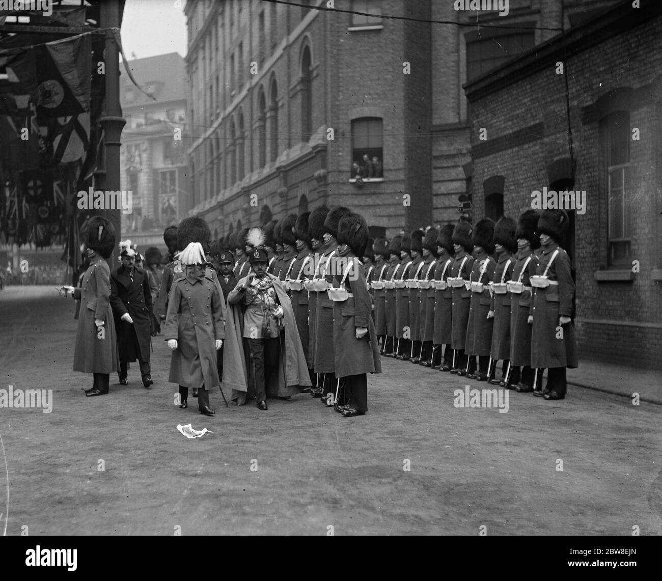 A welcome at the Gate of England . King Amanullah and King George V inspecting the Guard of Honour at Victoria Station . 13 March 1928 King Amanullah and Queen Souriya state visit Stock Photo