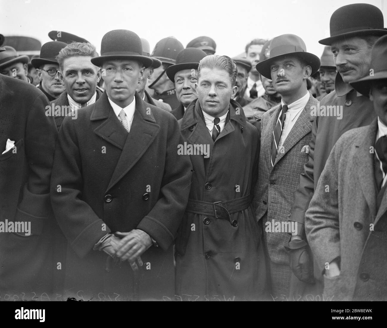 Welcome to Schneider Cup team at Croydon . Left to right : Flt Lt Kinkead , Sir Philip Sassoon , who welcomed the team , Flt Lt S H Webster , and Flt Lt O E Worsley , after their arrival . 1 October 1927 Stock Photo