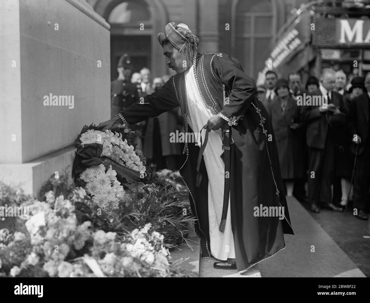 Sultan of Muscat at the cenotaph . 17 September 1928 Stock Photo