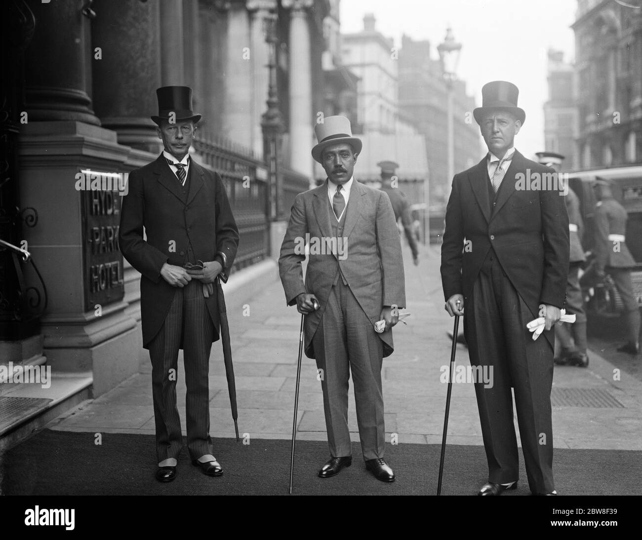 Sultan of Muscat and Oman arrives . The Sultan ( centre ) on arrival at his hotel in London . 15 September 1928 Stock Photo