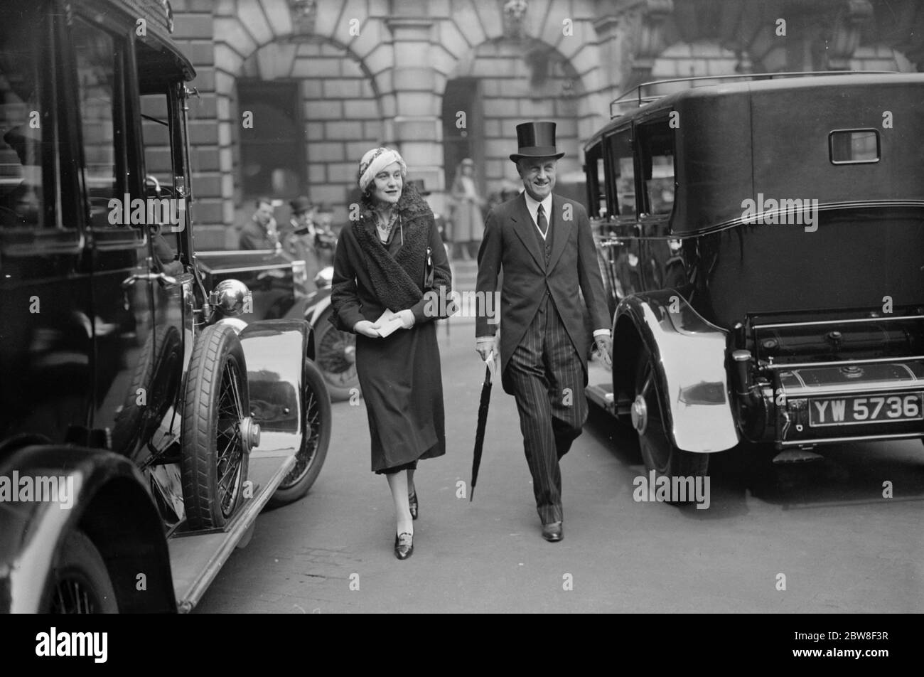 Private view day at the Royal Academy . Sir Samuel Hoare and Mrs Oliver Hoare . 1 May 1931 Stock Photo