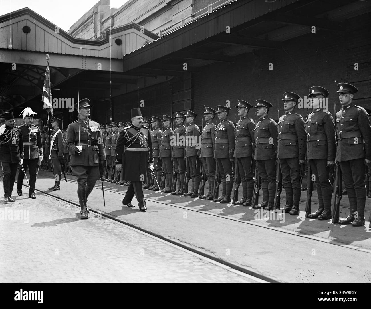 Arrival of the King of Egypt at Dover . King Faud inspecting Guard of Honour . 4 July 1927 Stock Photo