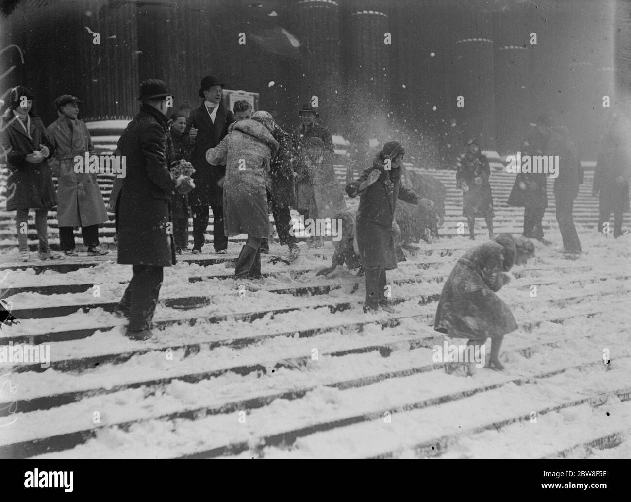 The great snow blizzard in London . A most unusual scene in the City of London . A snowball battle on the steps of St Pauls Cathedral . 9 March 1931 Stock Photo