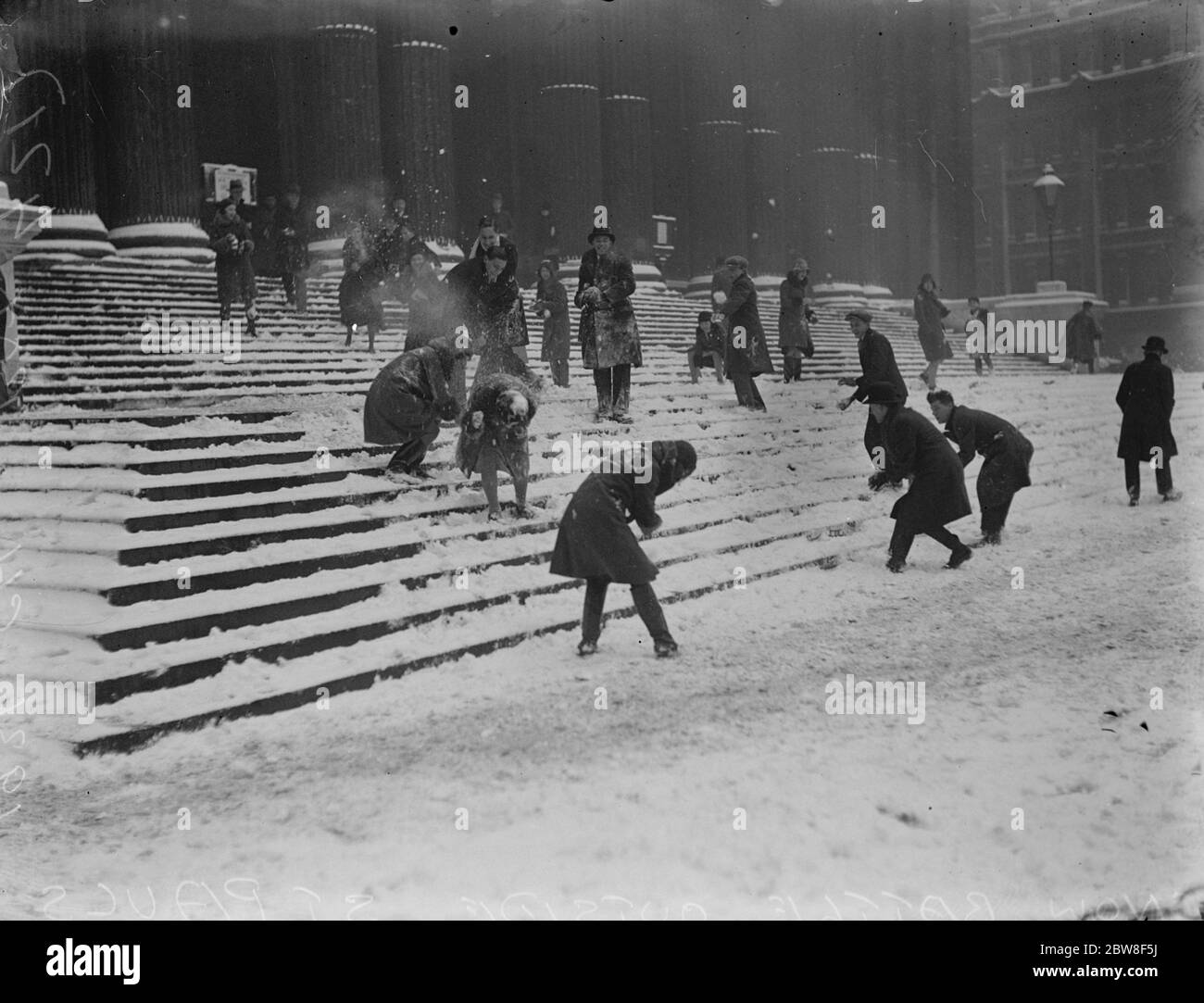 London ' s worst snowstorm for many years . Snow balls on St Pauls steps . 9 March 1931 Stock Photo