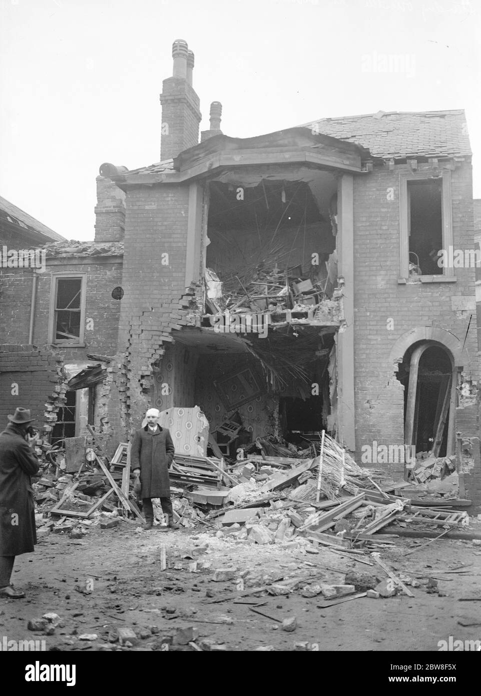 Air raid on Yarmouth . Mr Ellis , who was wounded , standing outside his ruined house at St Peter ' s Plain , Yarmouth . 19 January 1915 - the victims were Martha Taylor and Samuel Smith Stock Photo