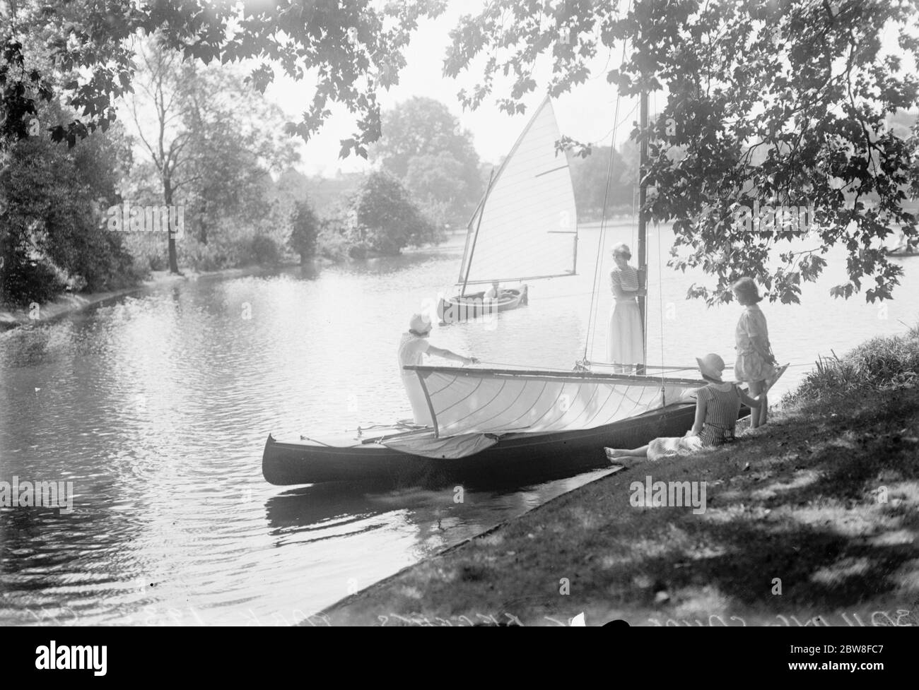 Beauty in the heart of London . The boating lake at Regent ' s Park Sailing canoe . 3 June 1932 Stock Photo