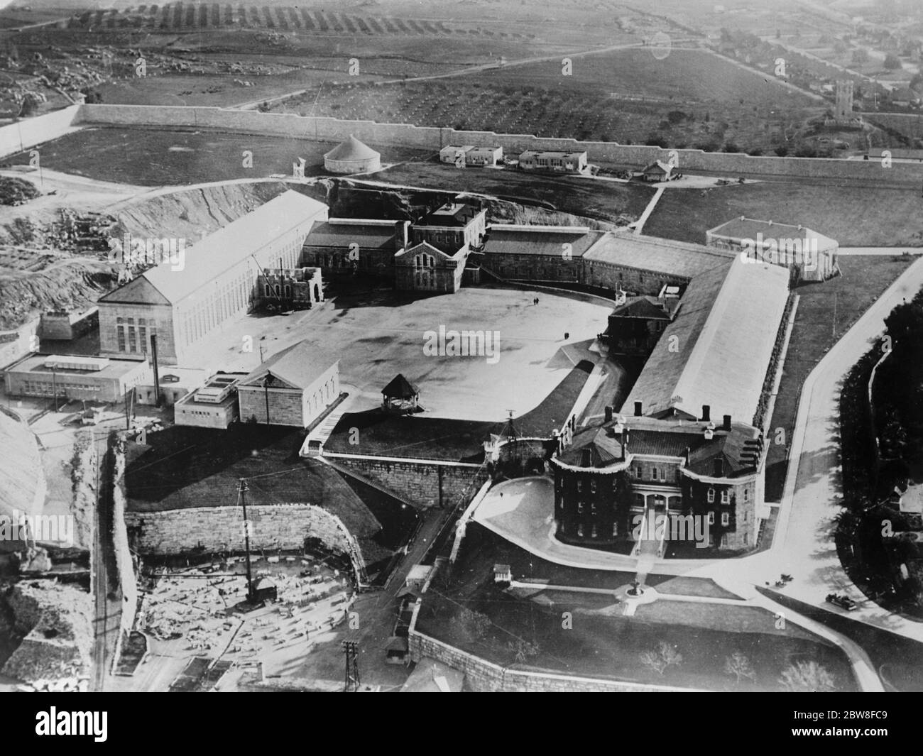 Where Fatal Gaol break was foiled gateway to Folsom Prison , California State Prison , where 11 were killed and 33 wounded . National Guardsmen stationed at the gateway where a convict ' s revolt was quelled by sharpshooting guards . 12 December 1927 Stock Photo