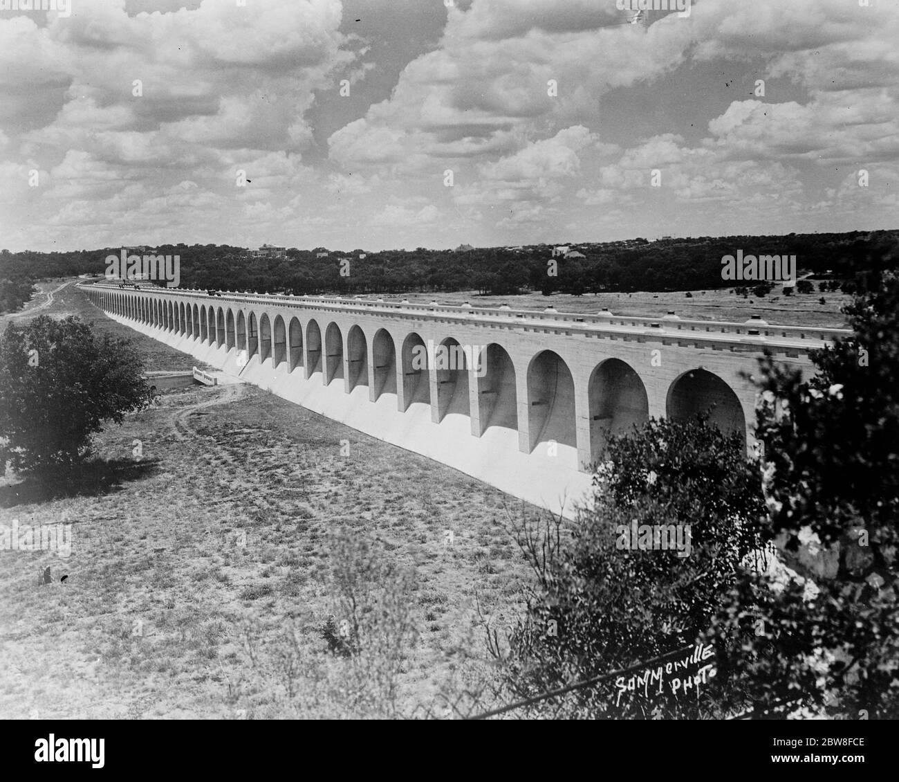 Concrete insurance policy against floods . The Olmos Dam which has just been constructed at San Antonio , Texas , at a cost of £ 300 , 000 . 26 November 1928 Stock Photo