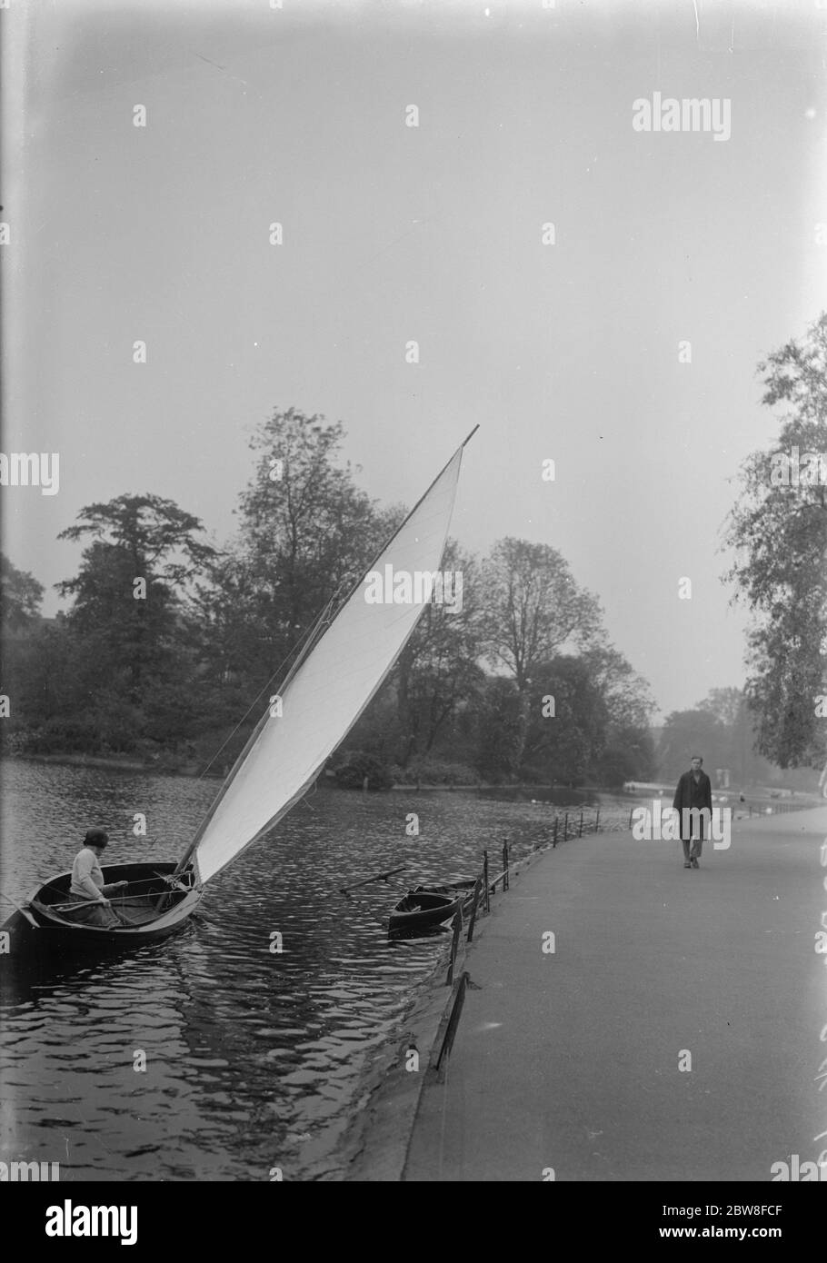 Beauty in the heart of London . The boating lake at Regent ' s Park Sailing canoe . 3 June 1932 Stock Photo