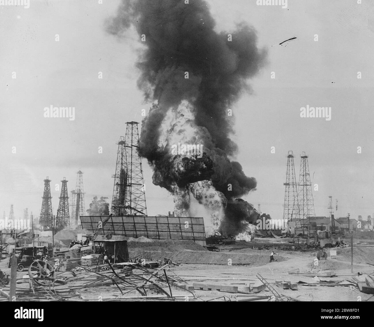 Oil well burns for three weeks . A view of the huge oil well at Sante Fe Springs California , which has been burning for three weeks . 18 October 1928 Stock Photo