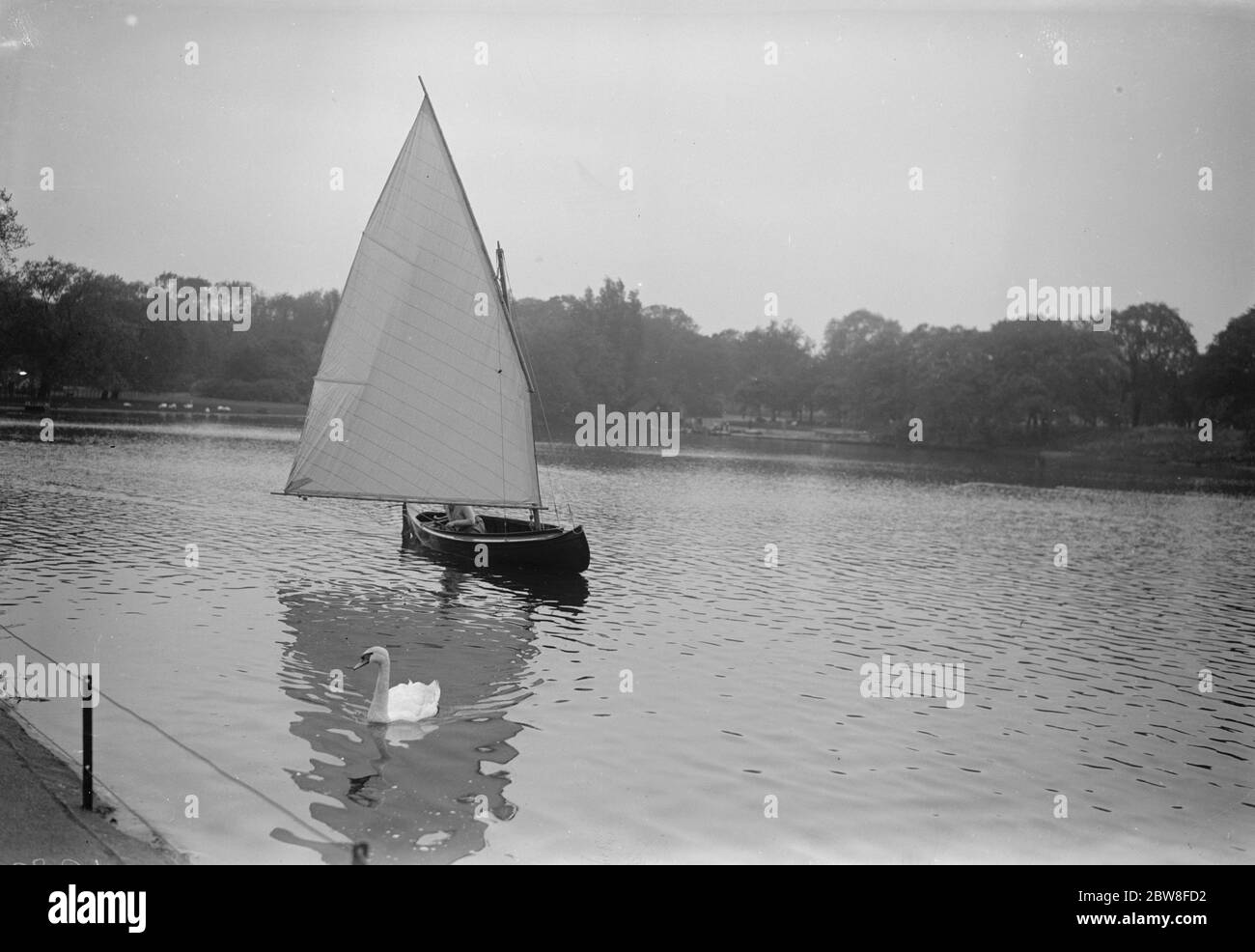 Beauty in the heart of London . The boating lake at Regent ' s Park A new sport for Londoners on the lake Sailing canoe . 3 June 1932 Stock Photo