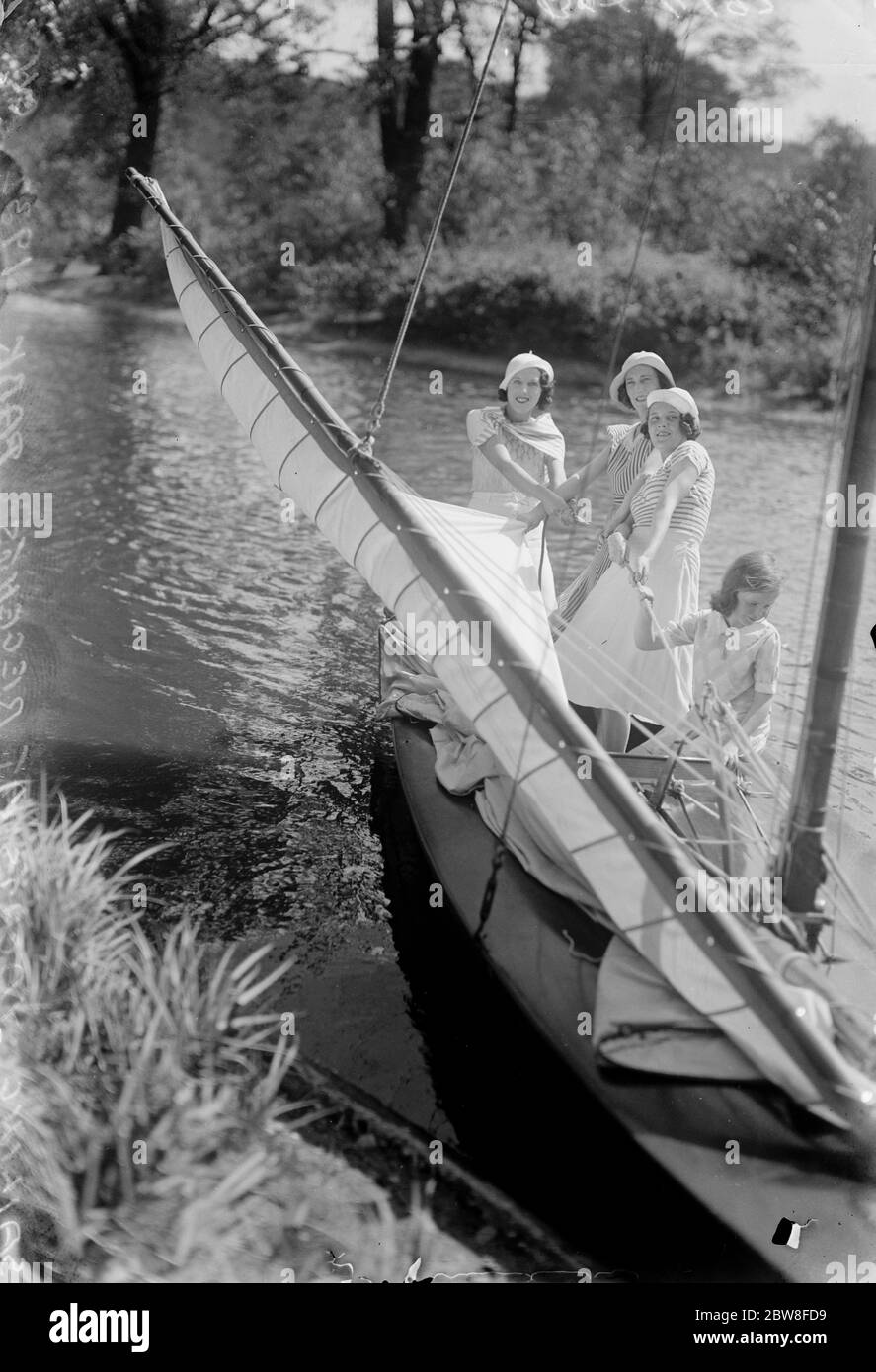 Sailing thrills in the Heart of London . Small sailing yachts have just been installed to add to the pleasures of Londoners on the lake , with its picturesque surroundings , in Regents Park . 18 August 1932 Stock Photo