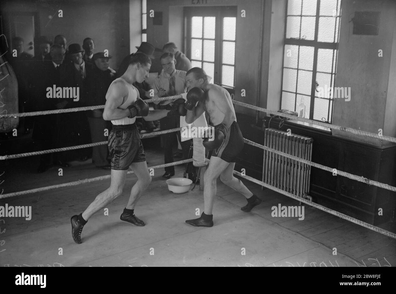 Len Harvey after a second Lonsdale belt . Len Harvey boxing with George Porter ( of Nottingham ) during his training at Whetstone . 15 March 1932 Stock Photo