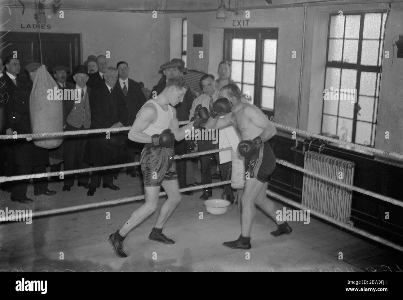 Len Harvey after a second Lonsdale belt . Len Harvey boxing with George Porter ( on Nottingham ) during his training at Whetstone . 15 March 1932 Stock Photo