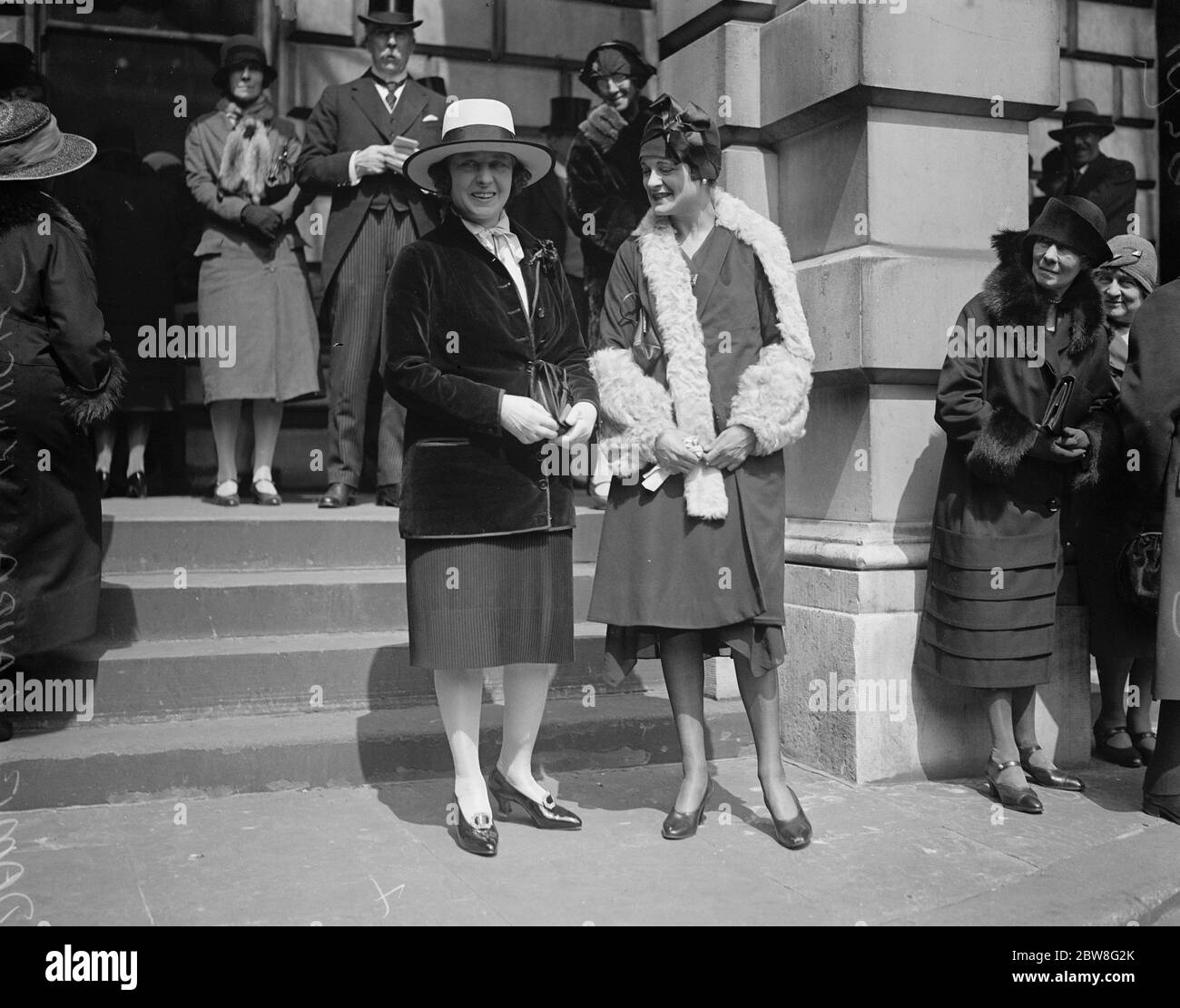 Royal Academy private view . Mrs Laura Knight RA and Miss Parry Cohen . 3 May 1929 Stock Photo