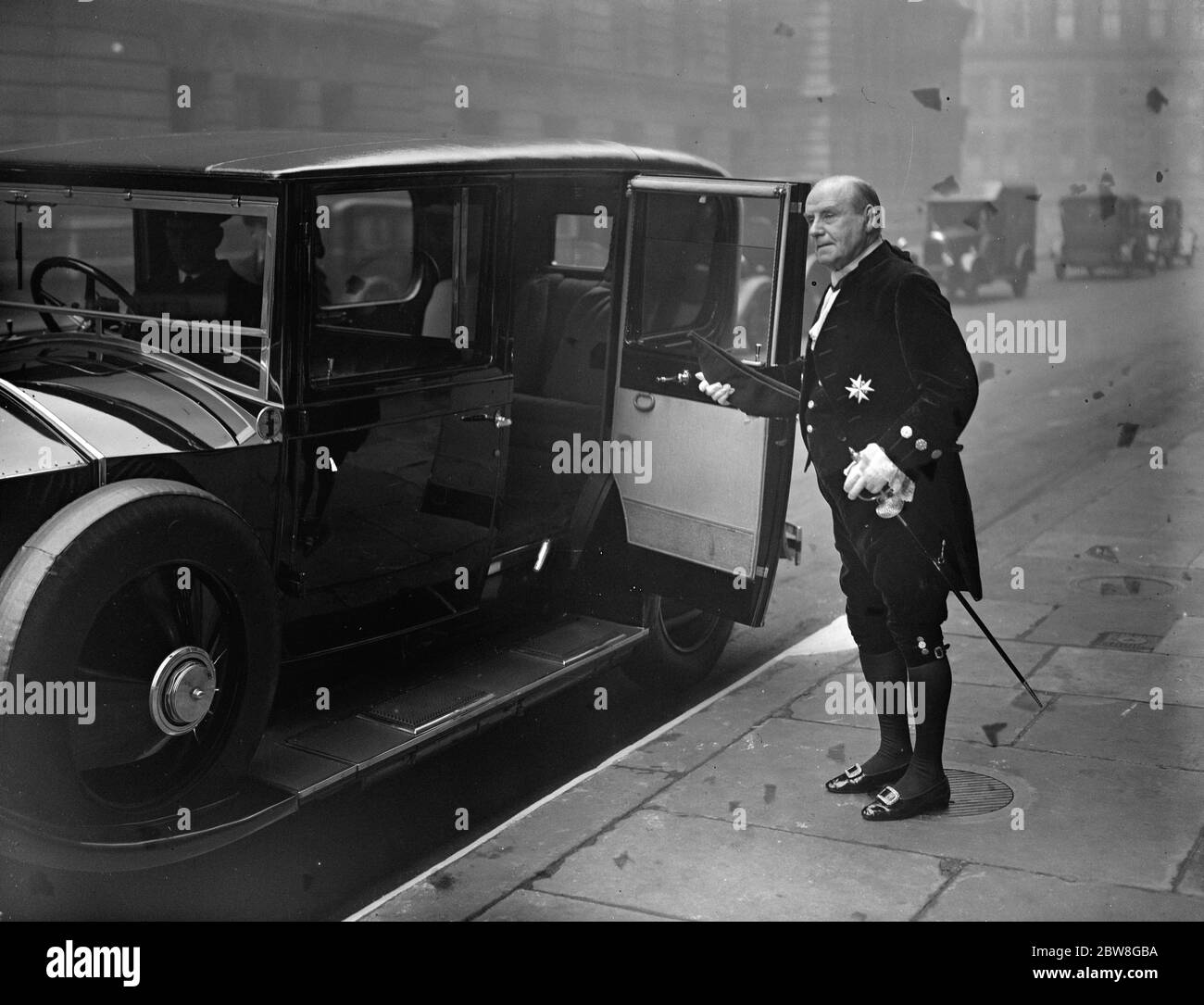 The King holds a levee at Buckingham Palace . Lord Wakefield leaving for the Levee . 27 March 1930 Stock Photo