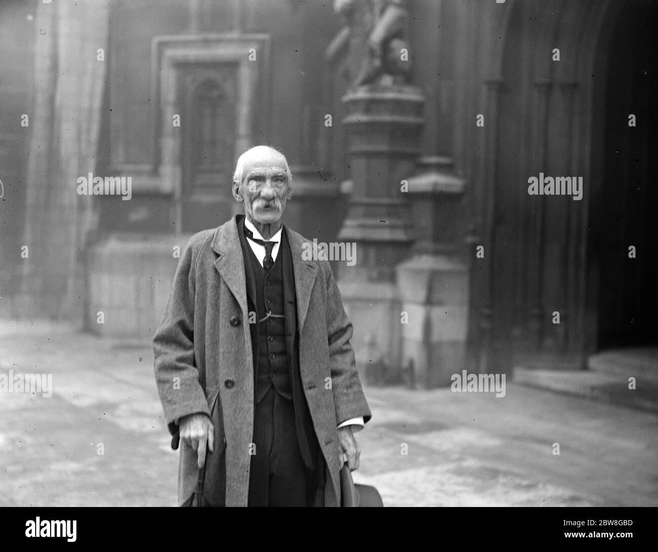 Sixty years at the House of Commons - Gallery men honour a notable veteran . Mr William Burnet Bloxam is receiving a little present from the Parliamentary Press Gallery on his eightieth birthday . Mr W R Bloxam walking round the House of Commons on his eightieth birthday . 5 February 1929 Stock Photo