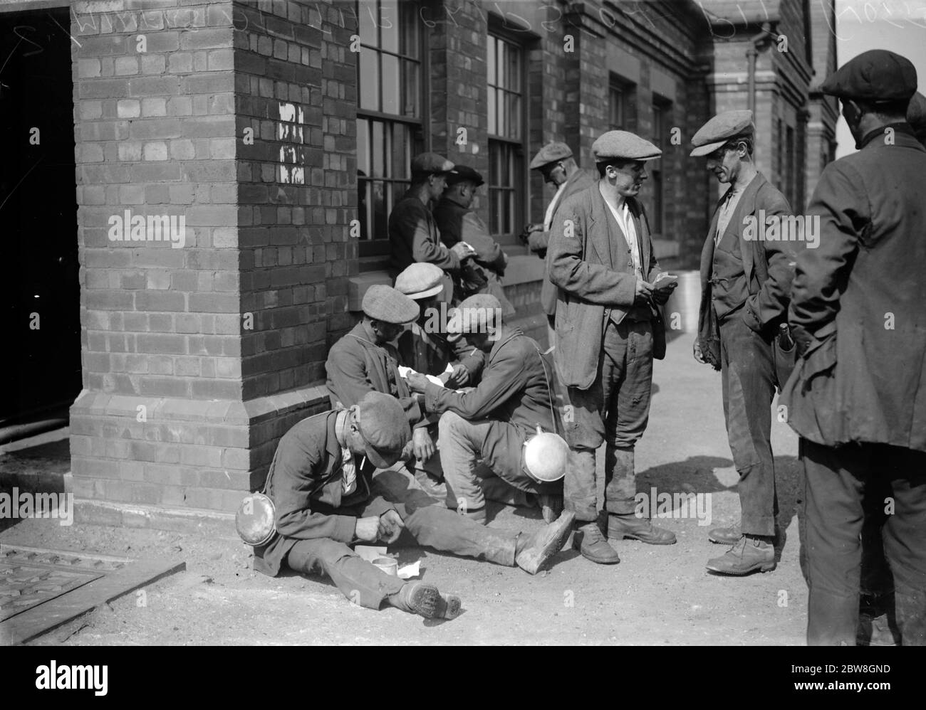 First wages paid out to Midland miners since dispute began . Miners counting their wages outside the pay office of the Clipston Pit ( Notts ) . 28 August 1926 Stock Photo