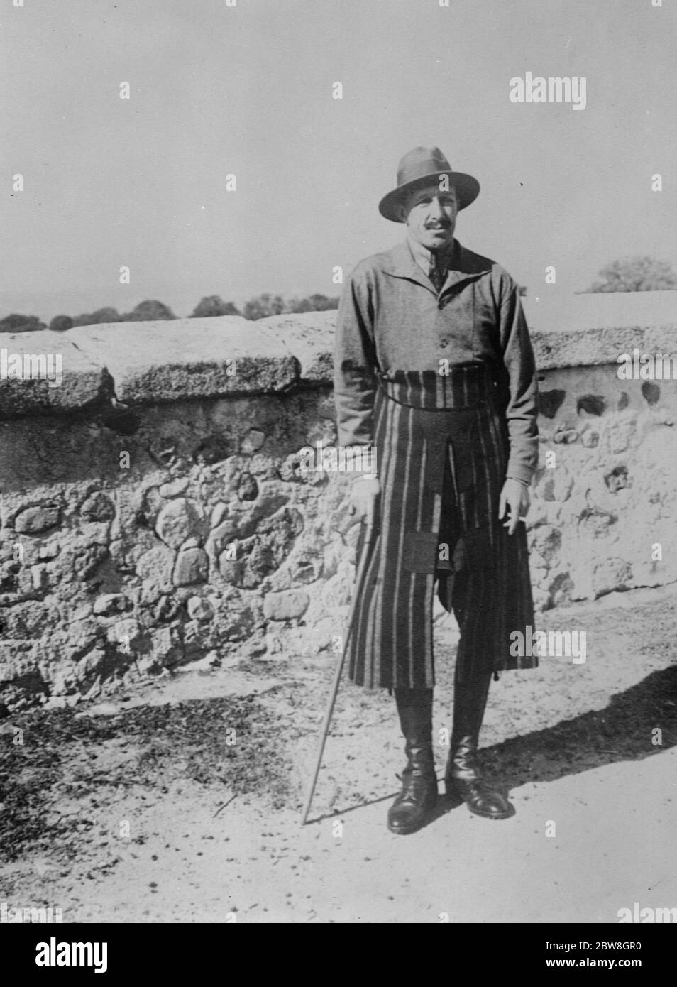 A king in an Apron . A interesting photograph of the King of Spain wearing an apron during a shooting expedition . 29 May 1930 Stock Photo