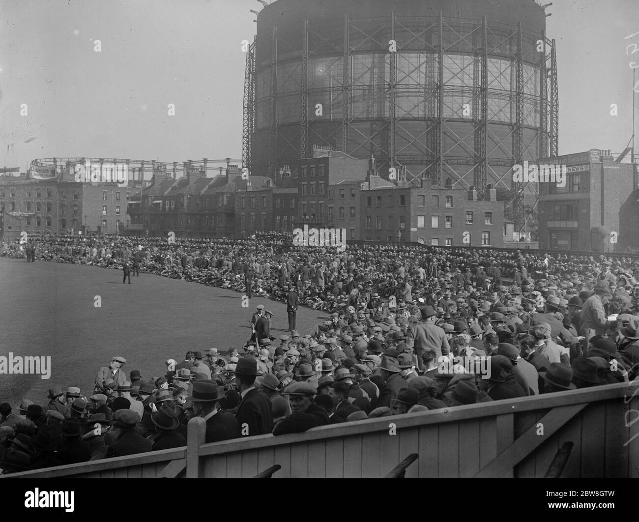 Test match , Oval , first day . Crowd and Gasometer . 1930 Stock Photo