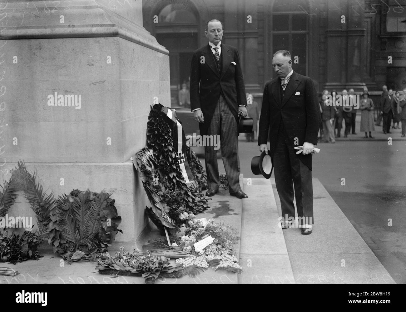 German attaches at the cenotaph . Captain Wassner and Colonel Baron von Geyr Schweppenburg at the Cenotaph after placing their tributes . Wassner is on right . 12 April 1933 Stock Photo