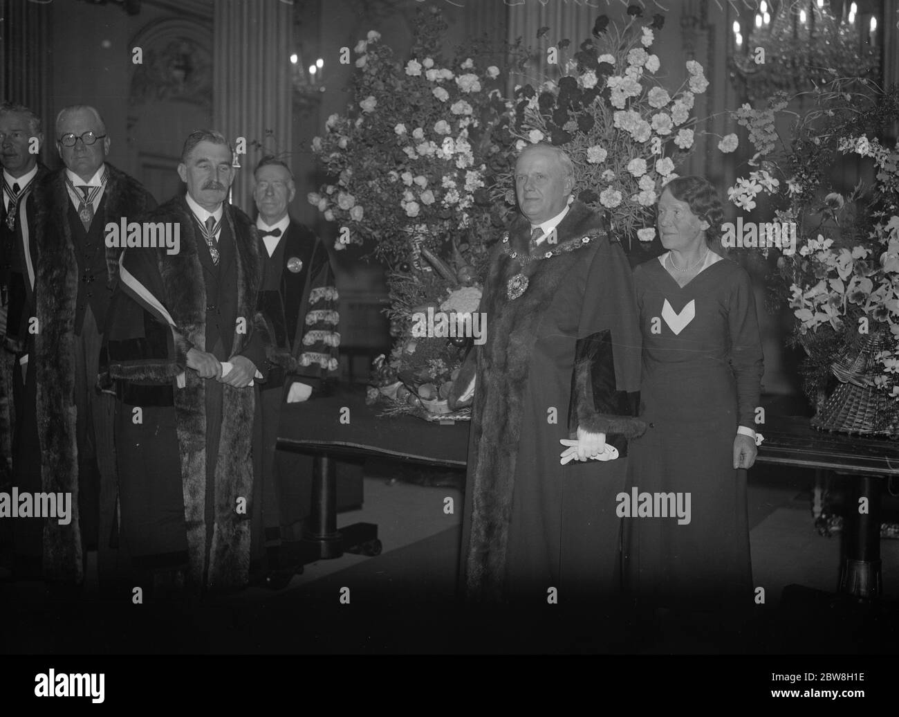 Floral presentation at the mansion house of the annual presentation of flowers from the Gardeners Company . Mr John Weir , the Master Warden of the Company at the ceremony with the Lord Mayor and Lady Mayoress . 3 October 1932 Stock Photo