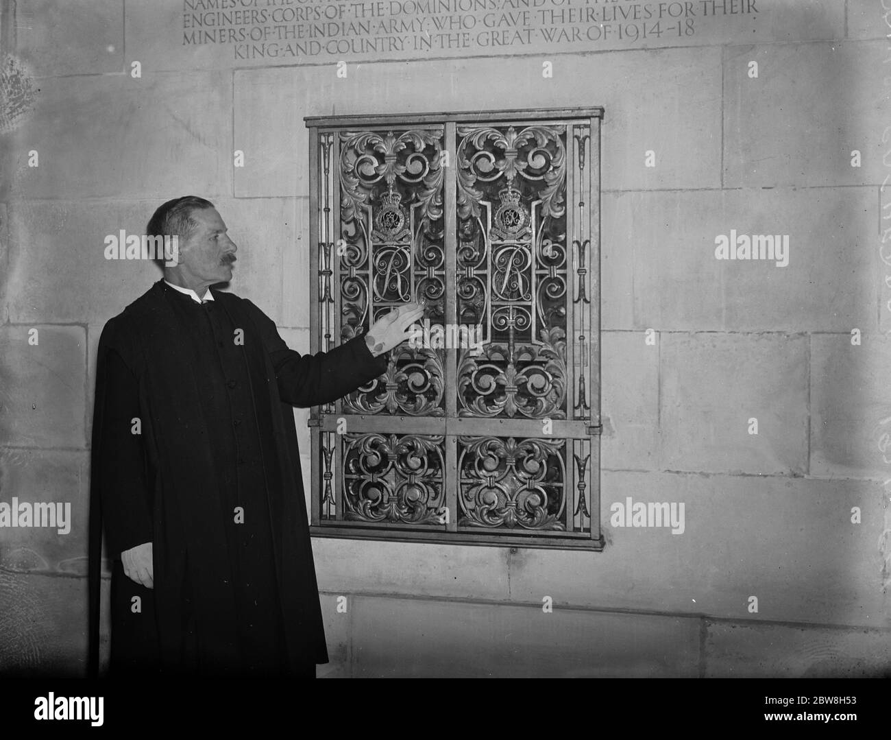 Roll of Honour MP hand must touch . The Verger , Mr J Green , by the Recess containing the Roll of Honour . The Kitchener Chapel in St Paul's Cathedral 17 December 1931 Stock Photo