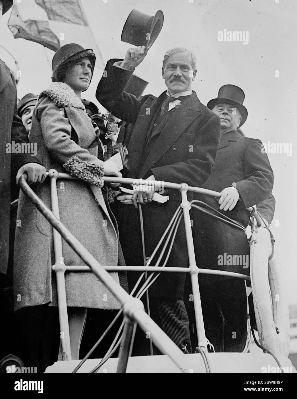 New York 's great welcome to Mr Ramsay MacDonald . The scene as Mr Ramsay MacDonald and daughter Ishbel drove through New York amid cheering crowds . 10 October 1929 Stock Photo